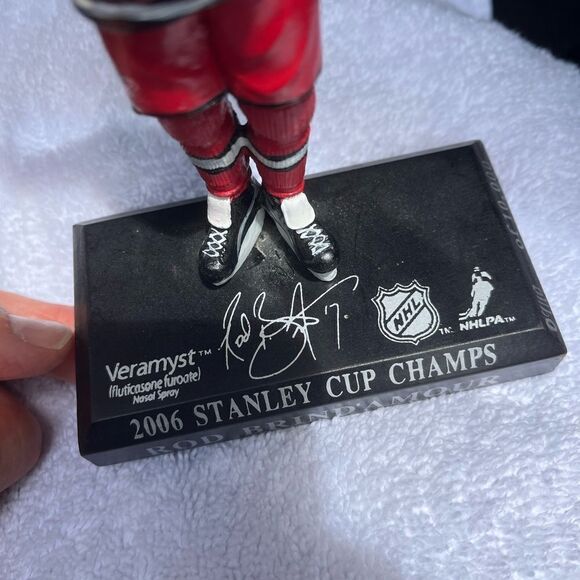 Mini Carolina Hurricanes Rod Brind’ Amour 2006 Stanley Cup statue - NO CUP - Picture 3 of 5